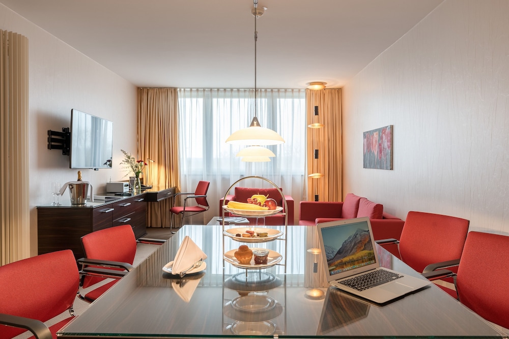 Suite - Photo 1
