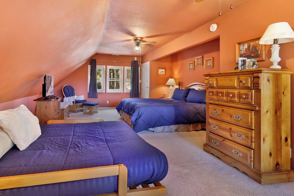 House, Multiple Beds, Fireplace, Mountain View (265) photo 1