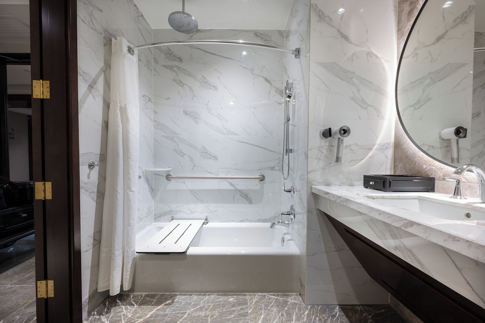 Suite, 1 King Bed, Accessible, Corner (Bathtub) - Photo 7