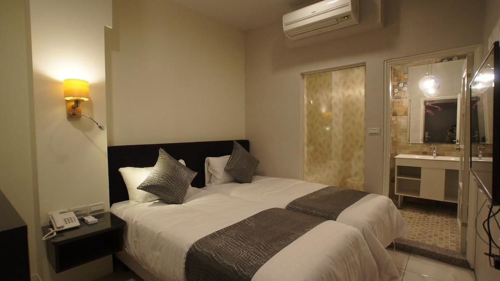 Business Double Room, 2 Twin Beds, No Windows photo 2