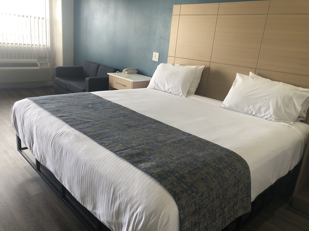 Standard Room, 2 Queen Beds (Second Floor Only) photo 2