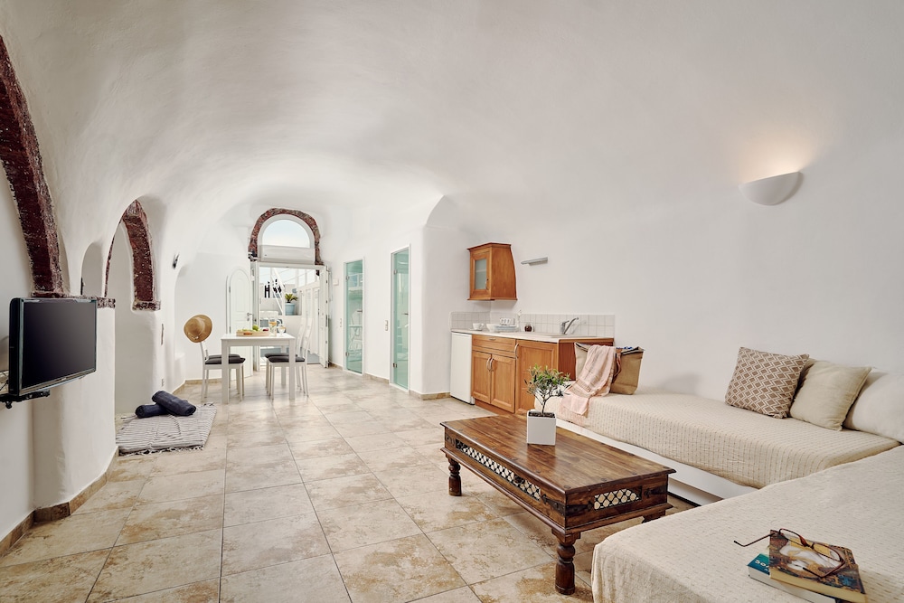 Superior Cave House with Indoor & Outdoor Hot Tub and Caldera View