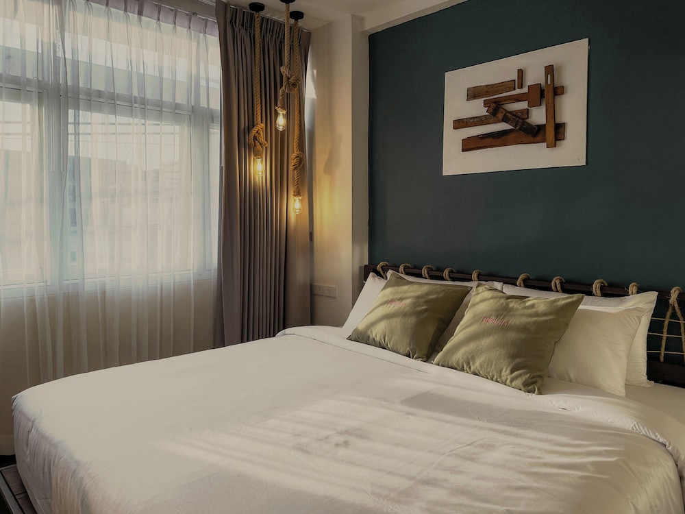 Deluxe Double Room, 1 King Bed, Private Bathroom, City View