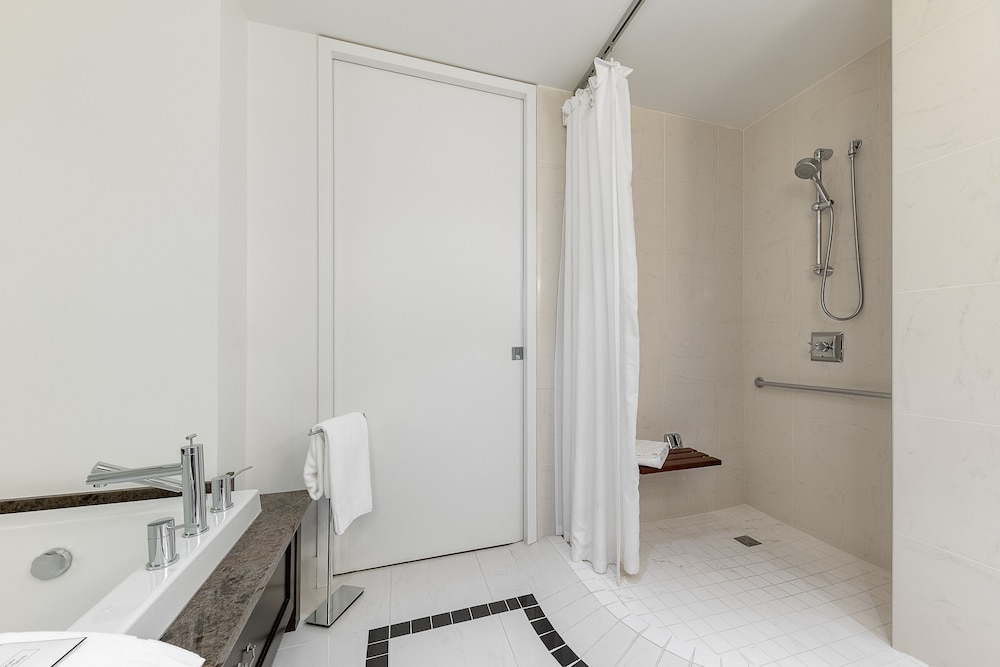 Deluxe Suite (Business Lounge Access) - Photo 5