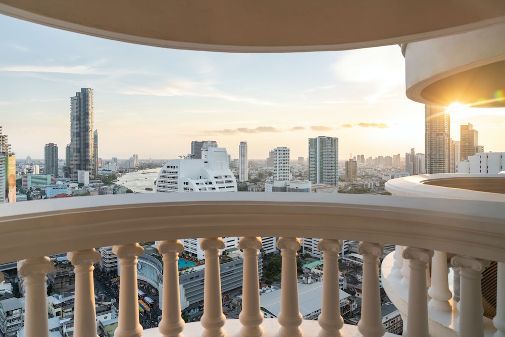 Tower Club Suite City View with Lounge and Drink at Sky Bar thumbnail 5
