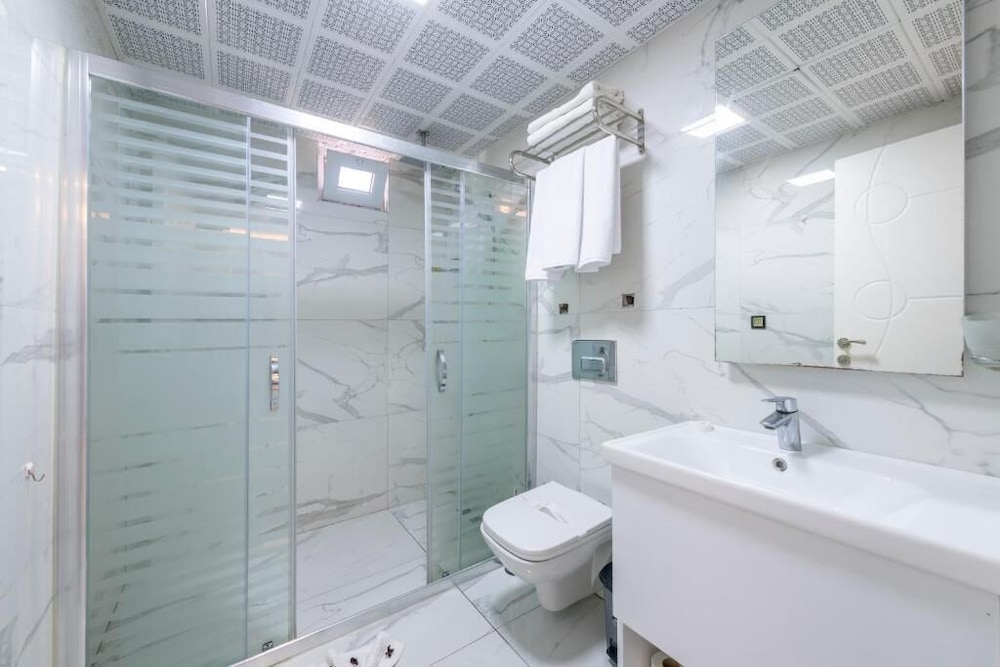 Deluxe Suite, 1 Bedroom, Partial Sea View
