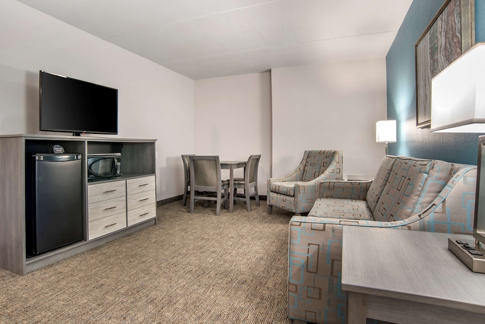 Suite, 1 King Bed with Sofa bed, Non Smoking, Refrigerator & Microwave (with Sofabed) - Photo 2