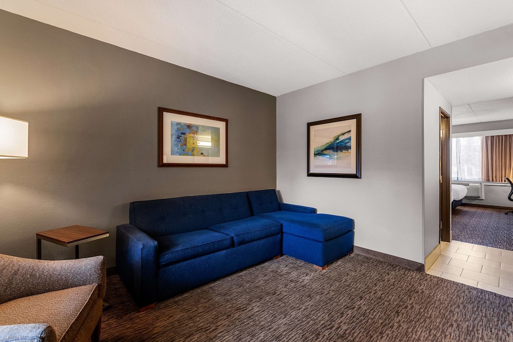 Suite, 2 Queen Beds, Refrigerator & Microwave, Poolside (1st Floor) photo 1