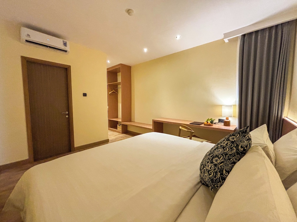 Suite, 1 Bedroom, Balcony - Photo 4