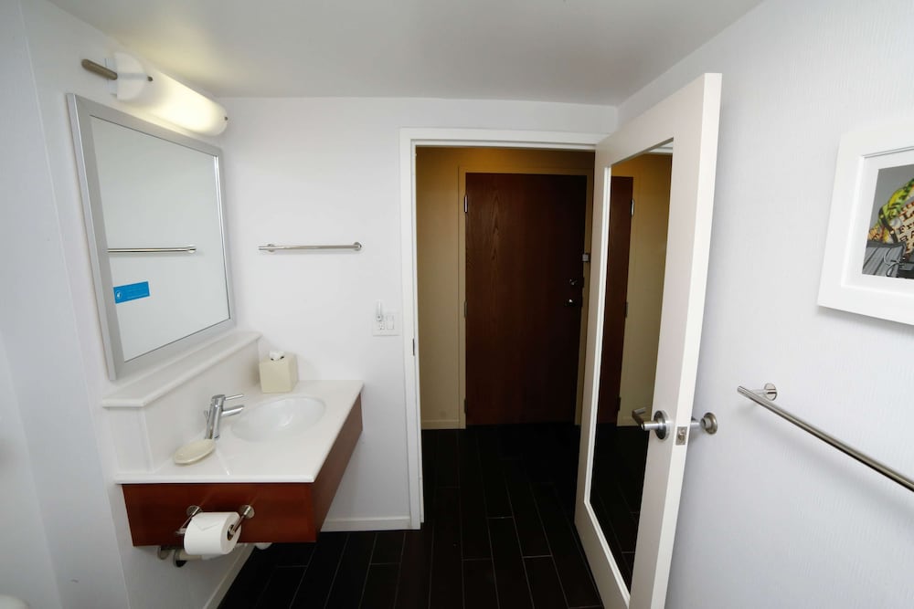 Room, 2 Queen Beds, Accessible (Hearing) - Photo 6