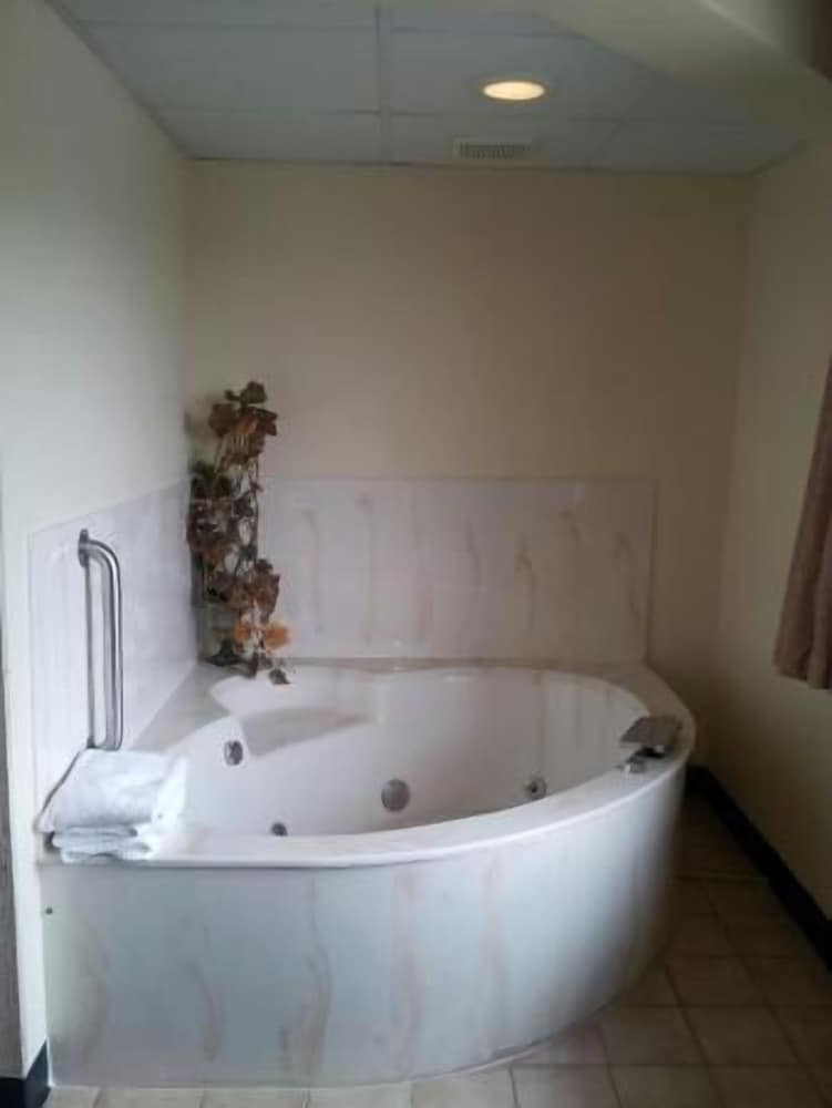 Suite, One King Bed with Whirlpool and Fireplace, Non Smoking photo 3