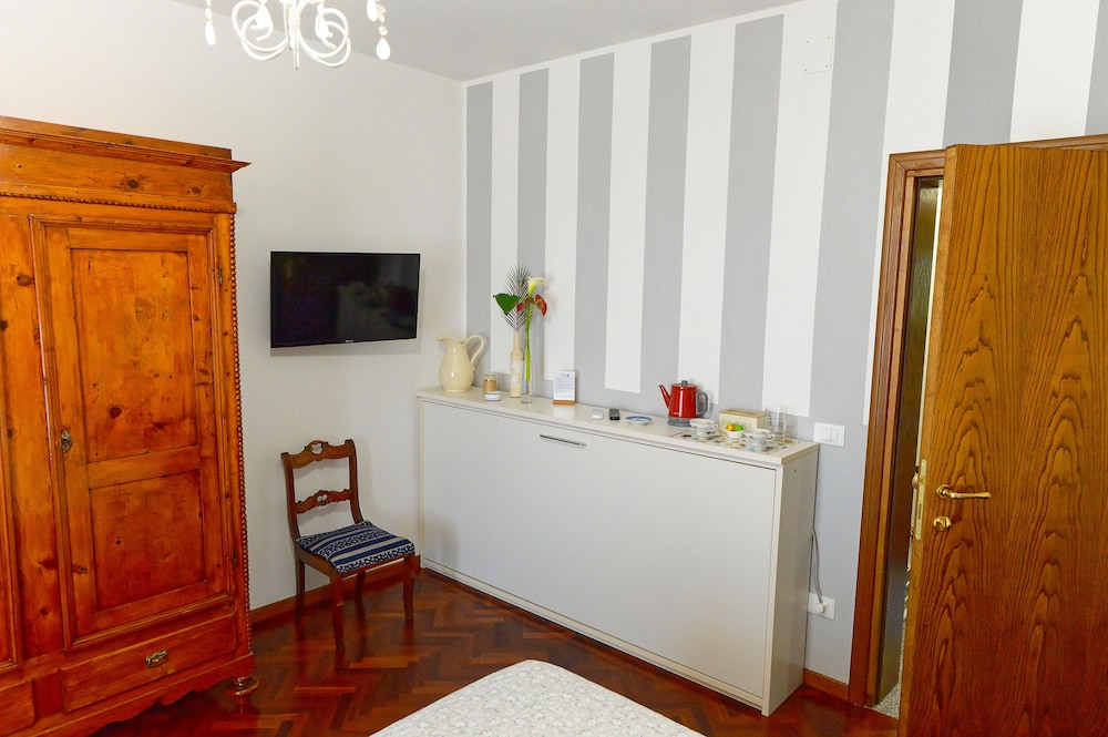 Deluxe Room, 1 Queen Bed, Non Smoking photo 2