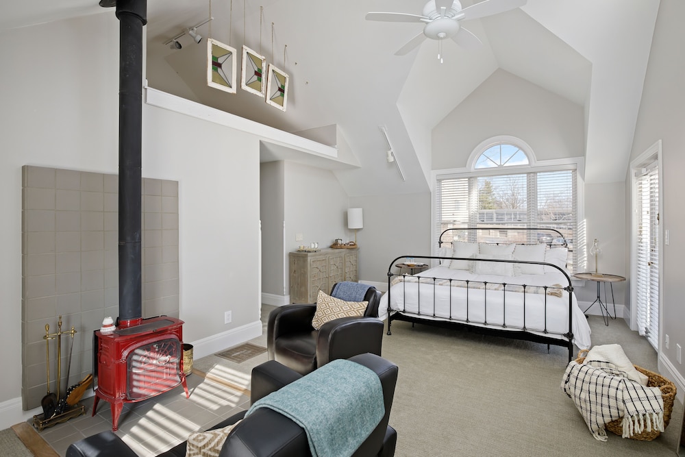 King Bed Suite (George Kessler Suite) photo 1