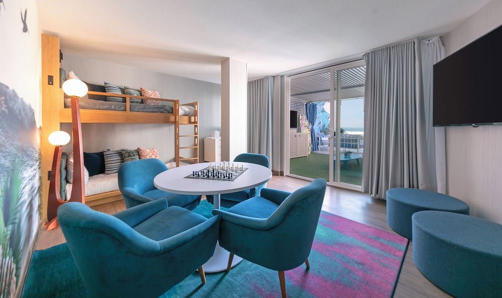 Premium Suite, 1 King Bed, Lanai, Pool View - Photo 5