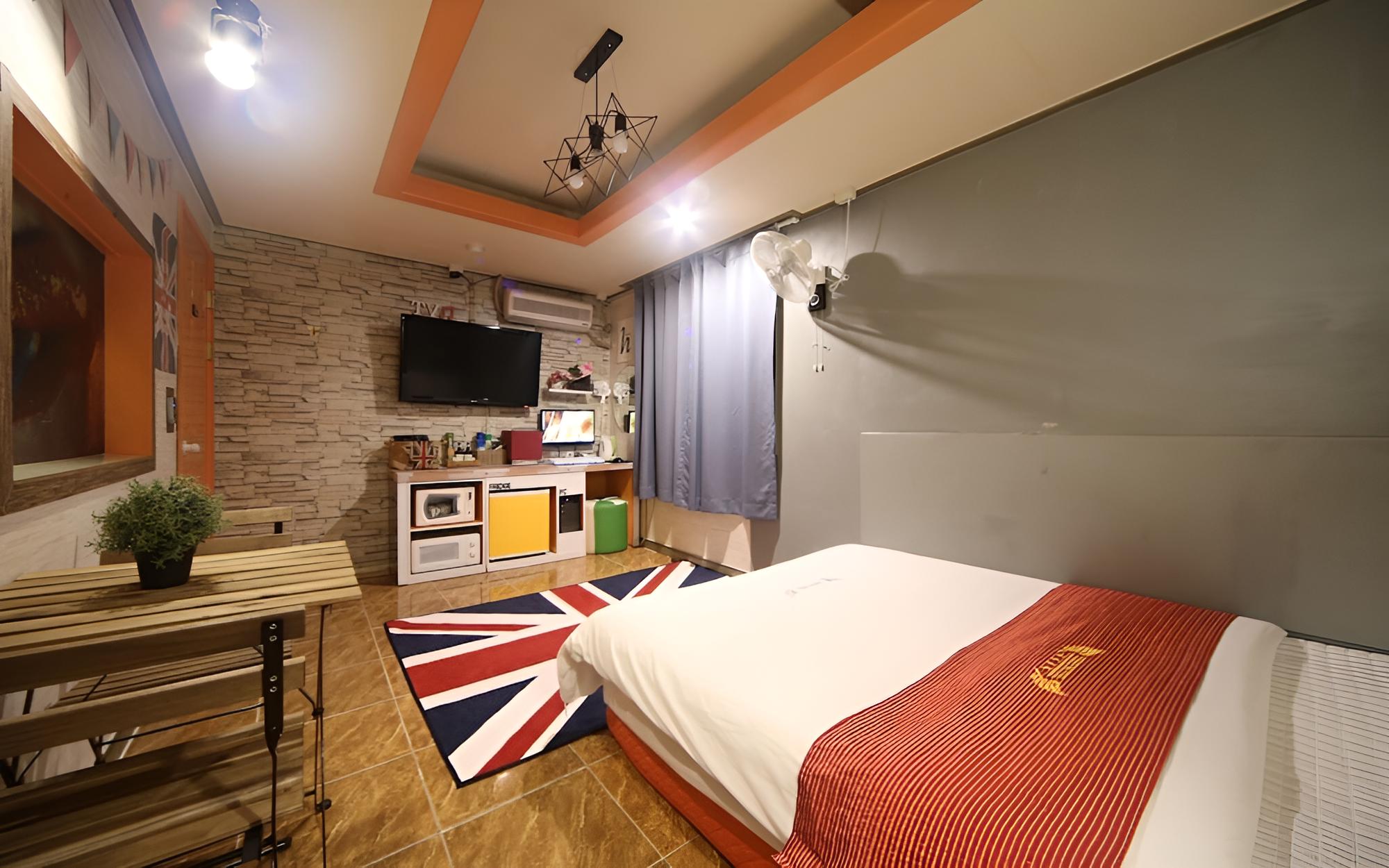 Room (Semi-Suite room (Netflix available)) photo 2