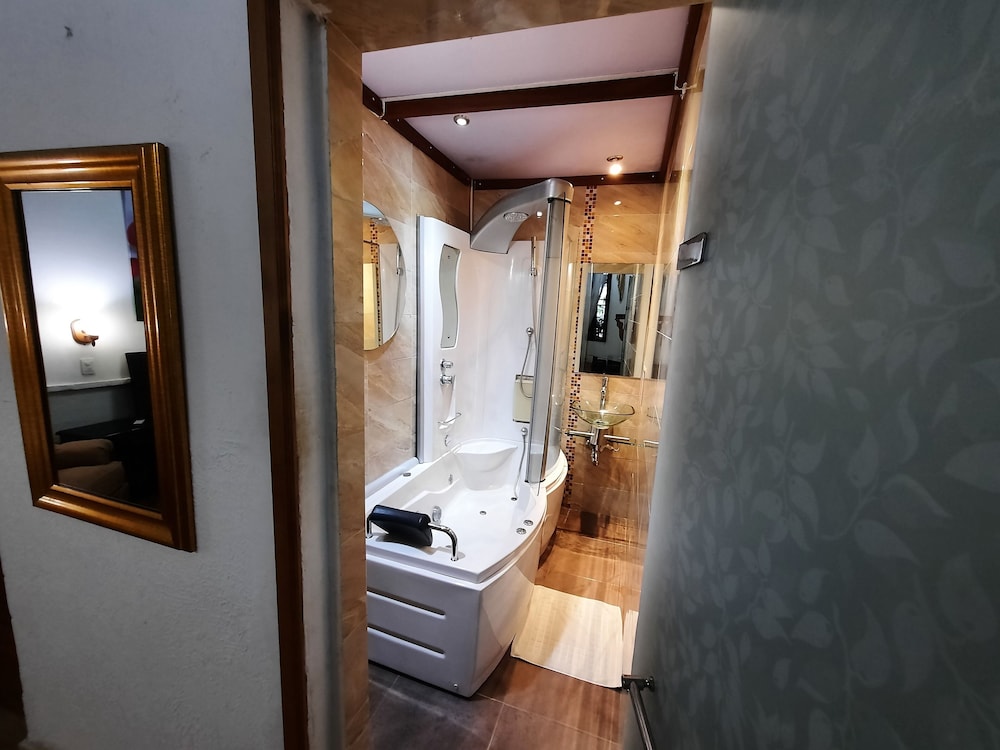 Honeymoon Room, 1 King Bed with Sofa bed, Hot Tub, Ground Floor photo 3