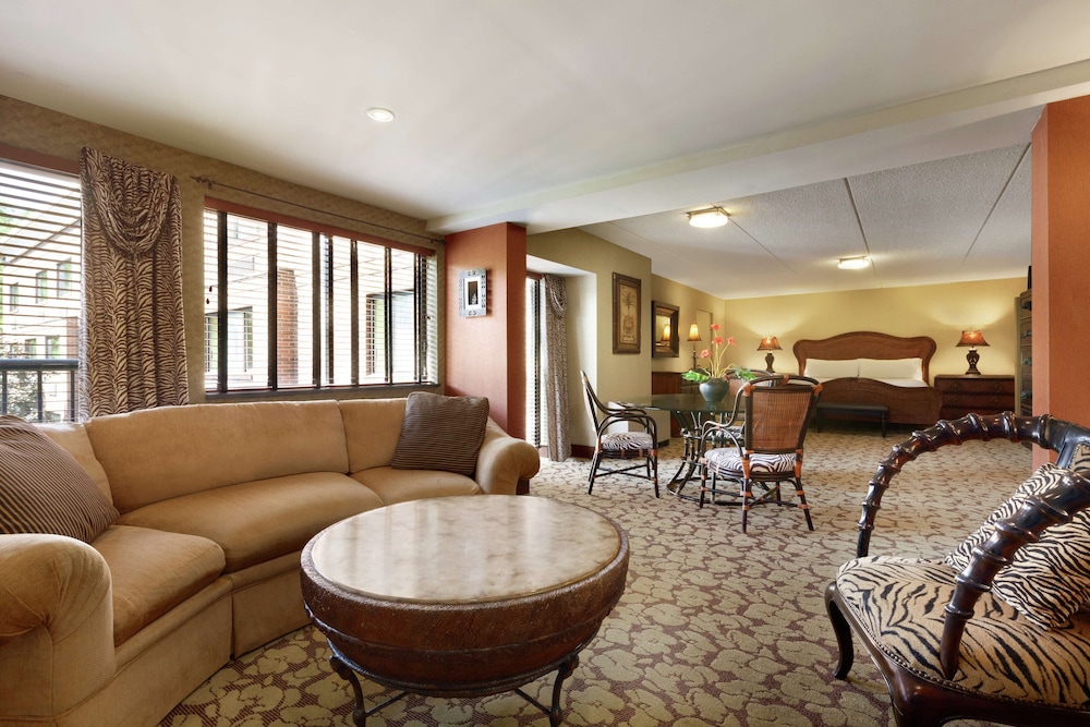 Suite, 1 King Bed, Jetted Tub (Safari Suite)