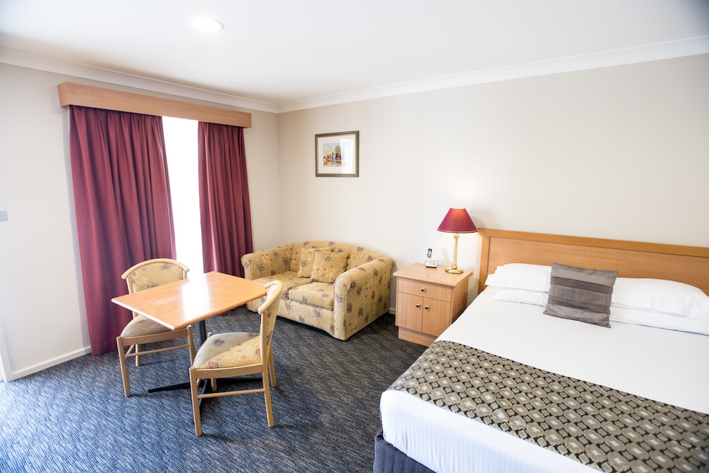 Deluxe Room, Multiple Beds, Non Smoking, Microwave (with Sofabed) - Photo 2