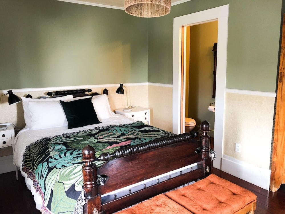 Romantic Room, 1 Queen Bed, Bathtub, Garden View (Not Pet Friendly) photo 2