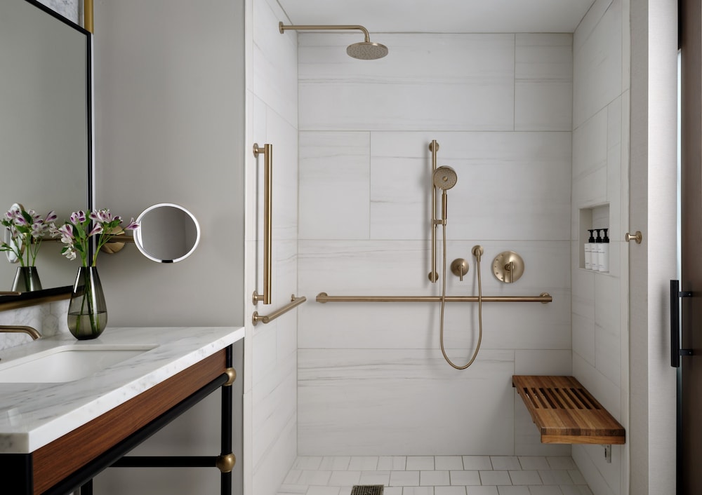 Junior Suite, 1 King Bed, Roll-in Shower (Mobility, Roll-In Shower) - Photo 6