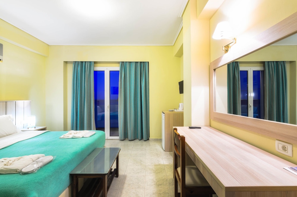 Basic Double Room, 1 Double Bed, Partial Sea View photo 3