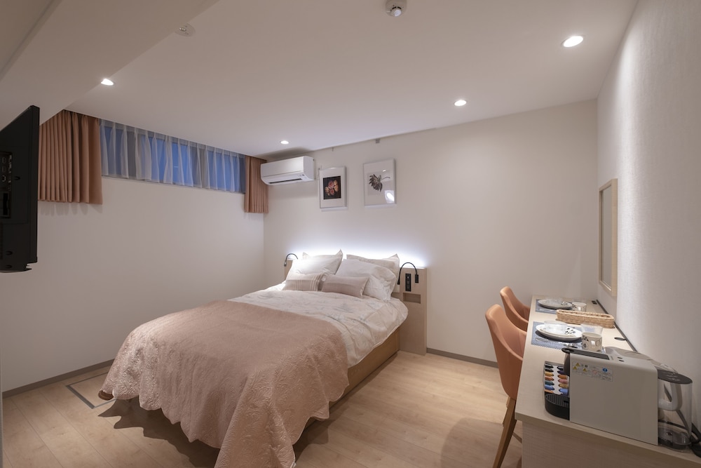 Economy Room, 1 Double Bed, Non Smoking (E, semi-basement) photo 1