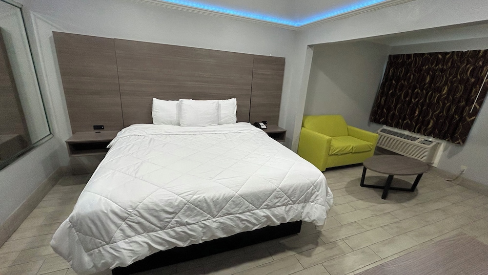 Room, 1 King Bed, Smoking - Photo 4