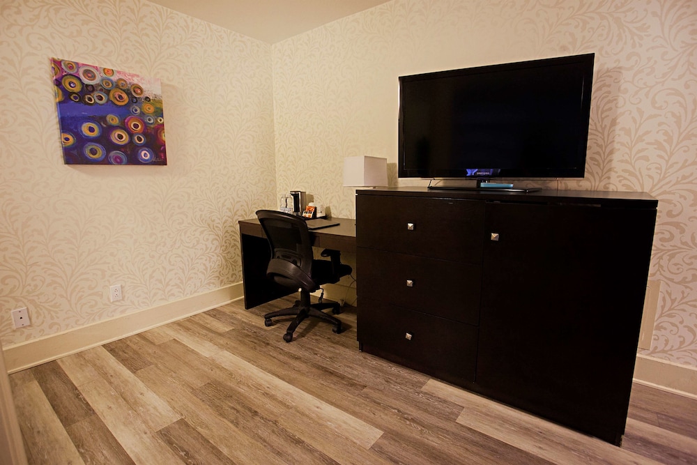 Suite, 2 Queen Beds, Non Smoking (with Sofabed) - Photo 2