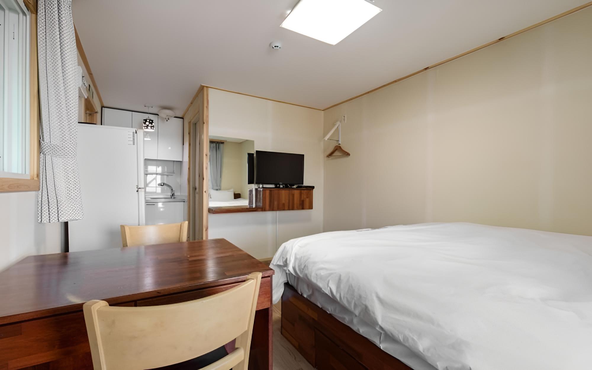 Room (303#) - Photo 8