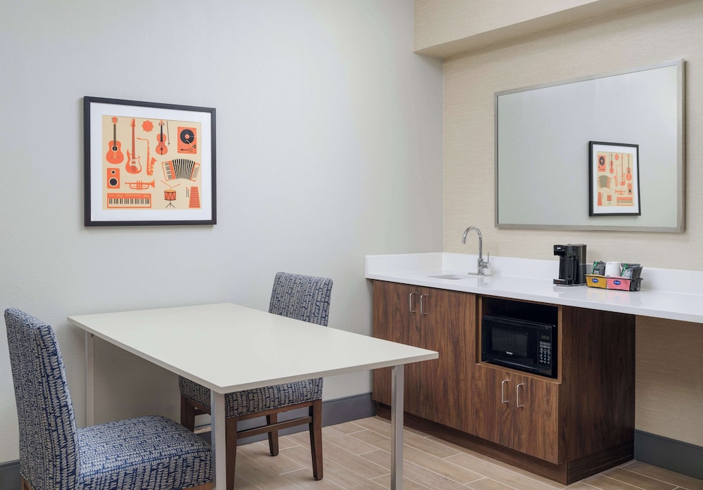 Room, 1 King Bed, Refrigerator & Microwave (Wet bar) - Photo 1