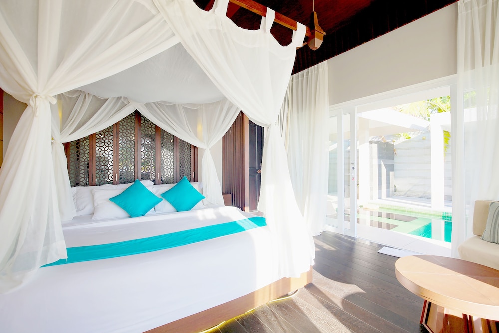Beachfront Villa photo 3