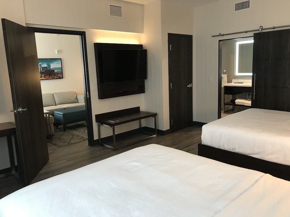 2 Room Suite, 2 Queen Beds,Accessible (Roll In Shower) - Photo 1