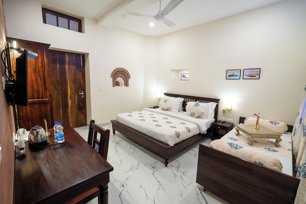 Heritage Deluxe Room, street view, King Bed ( ground or 1st floor ) - Photo 2