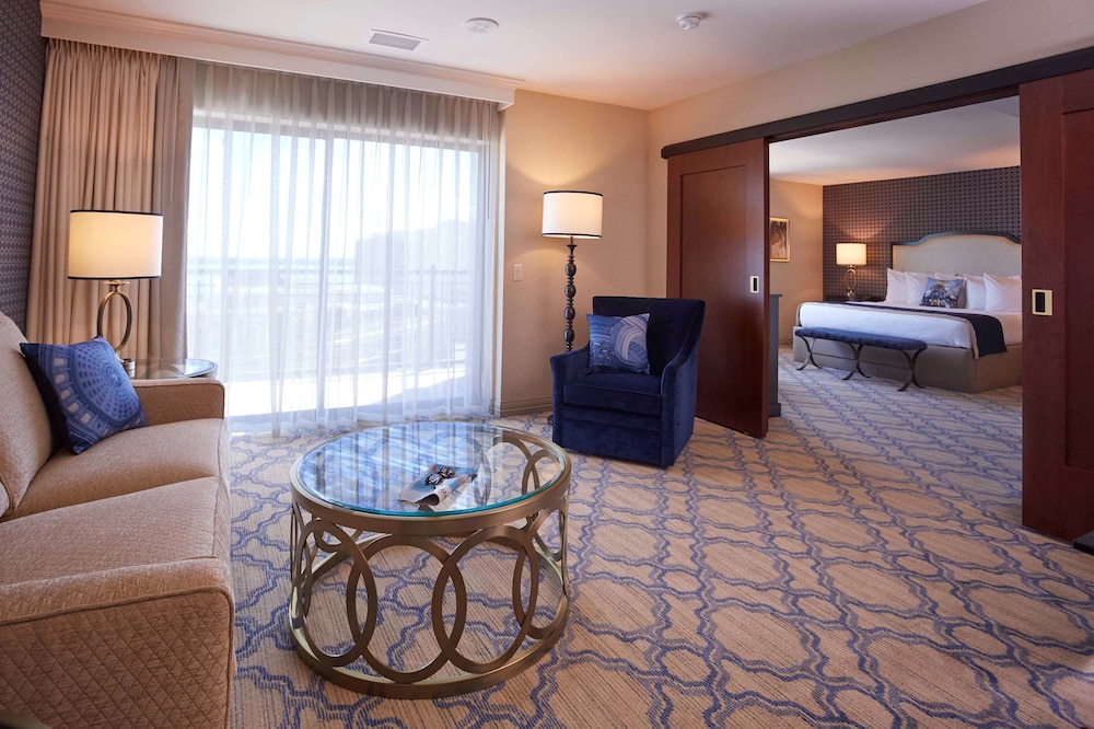 Suite, 1 King Bed, Non Smoking (with Sofabed, View) - Photo 7