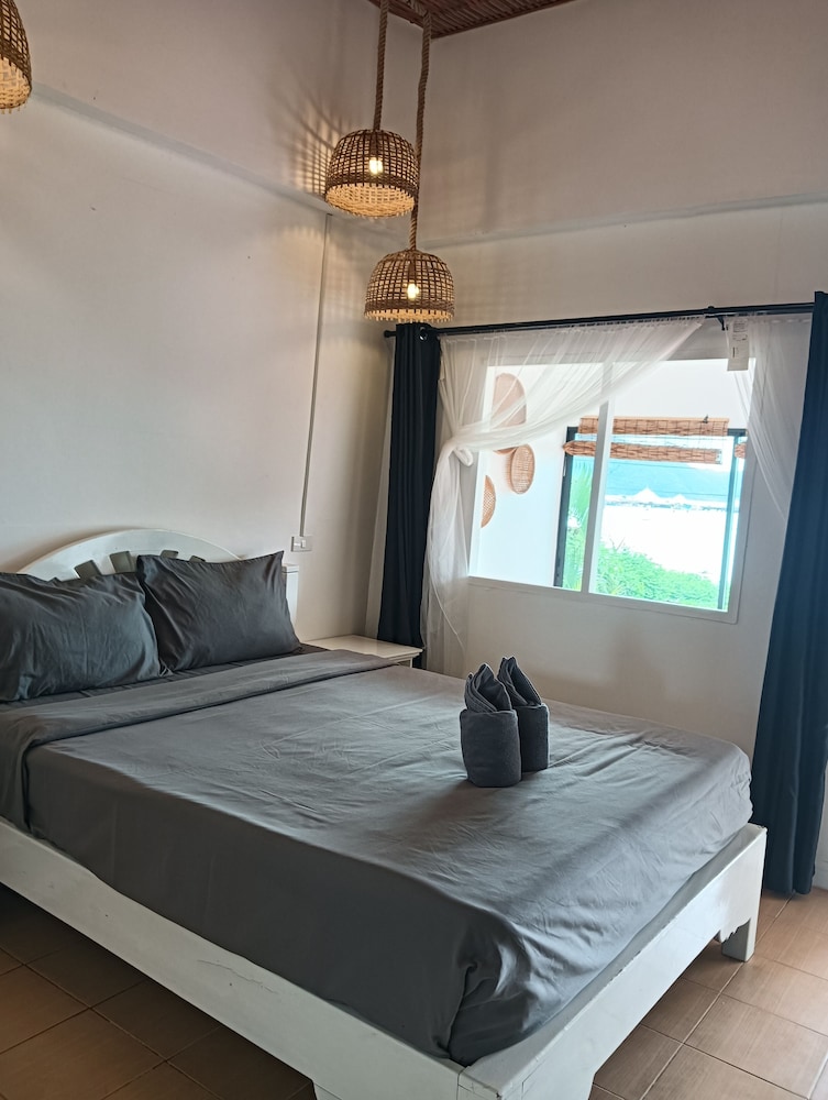 Queen bed room with patio