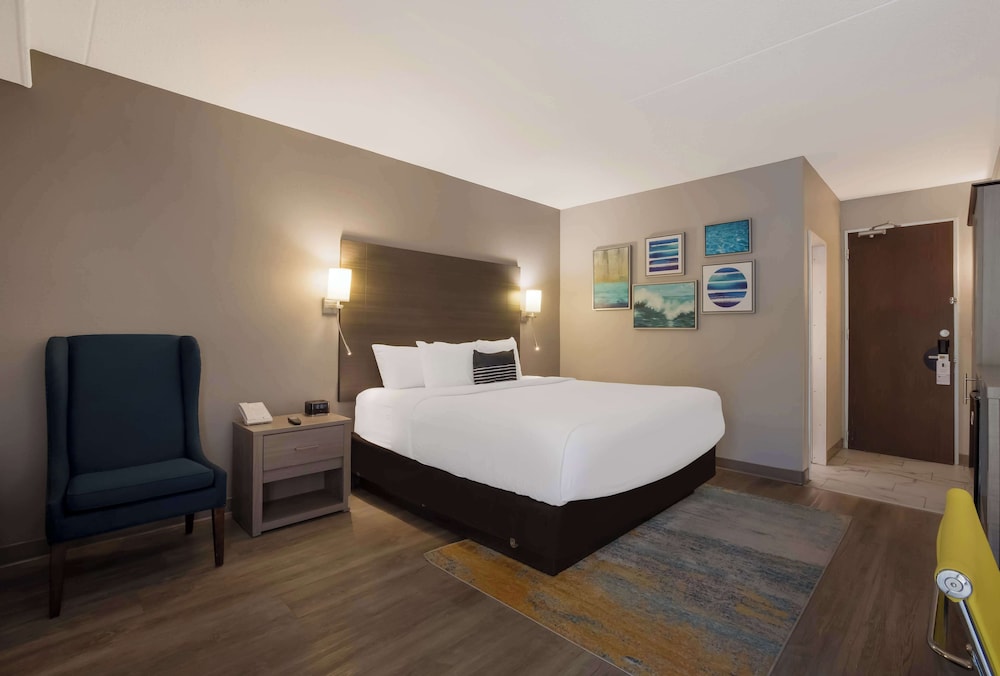 Standard Room, 1 King Bed, Patio, Pool View photo 3