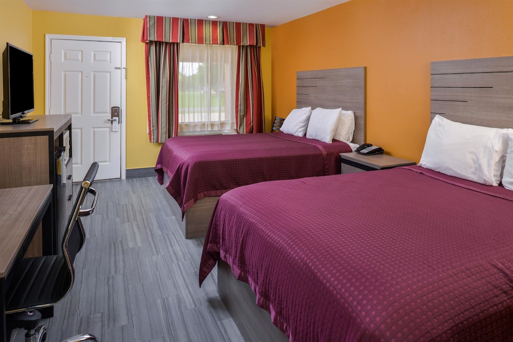 Room, 2 Queen Beds, Smoking - Photo 4