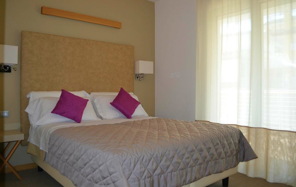 Deluxe Single Room (Beach Access Included)