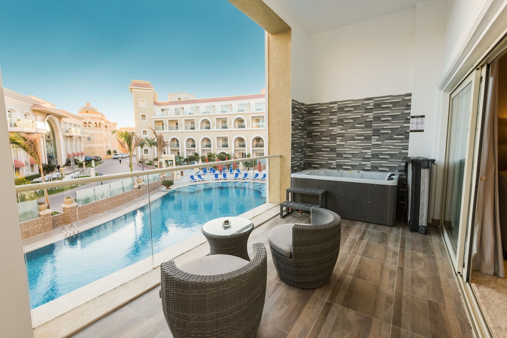 Jacuzzi Suite photo 3