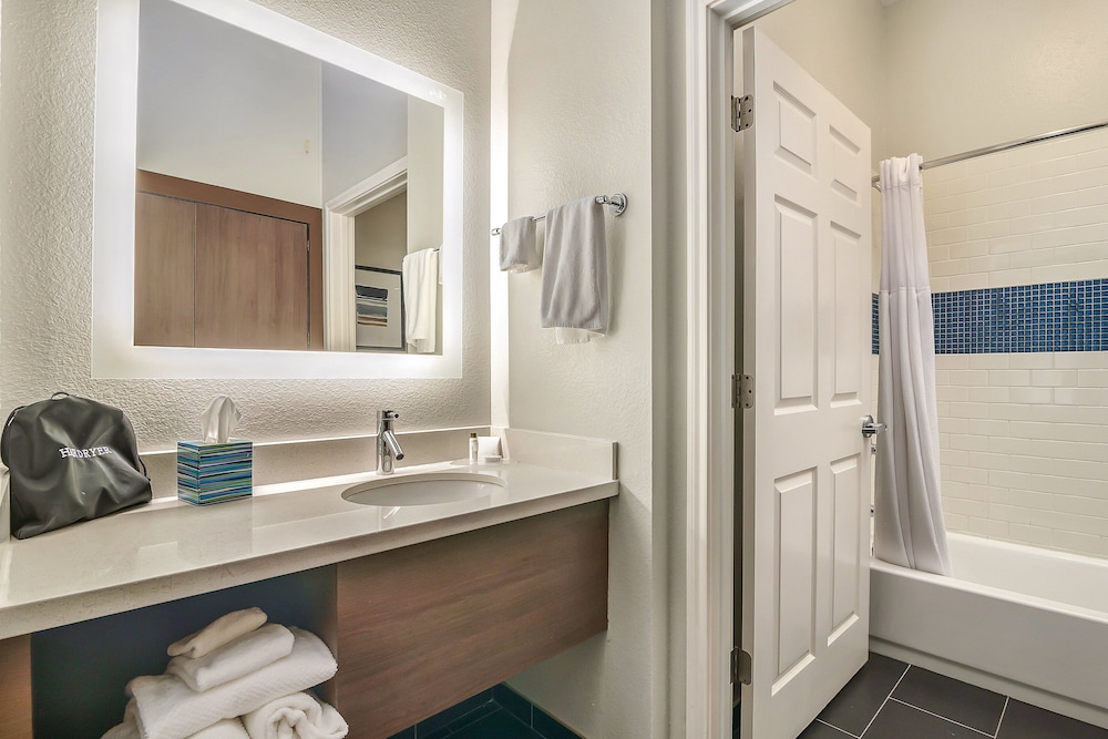 Suite, 2 Bedrooms, Kitchen - Photo 9