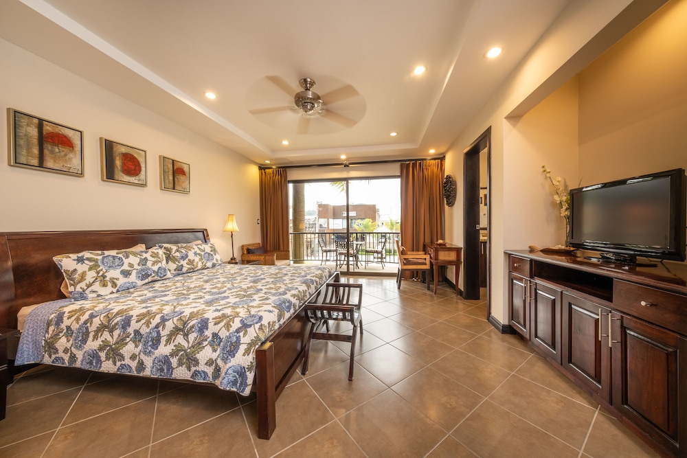 Luxury Condo, 3 Bedrooms, Kitchen photo 2