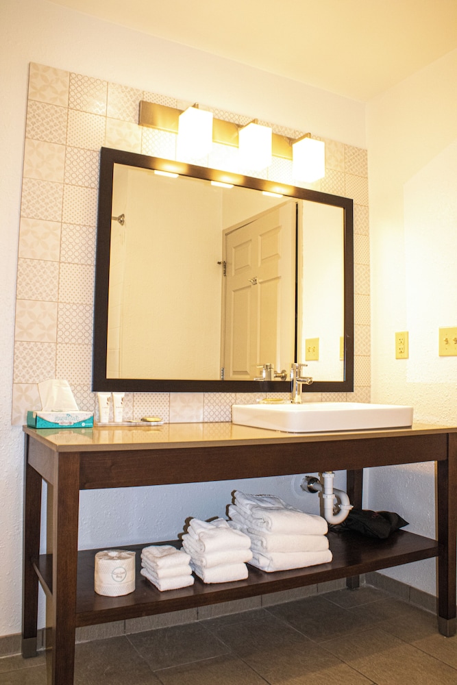 Room, 2 Queen Beds, Non Smoking (Pet Friendly) - Photo 2
