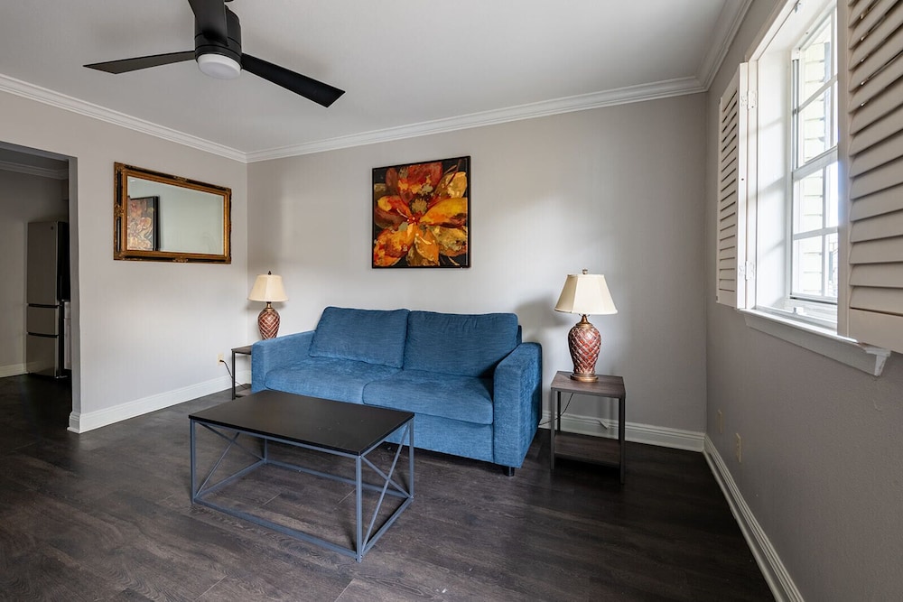 Suite, 1 King Bed, Non Smoking, Courtyard View