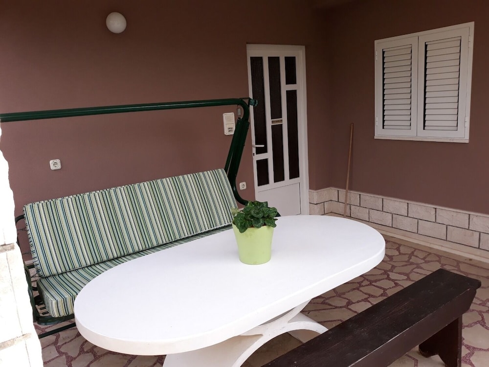 Apartment (Vesna - 40 m from pebble beach - A1(4) photo 2