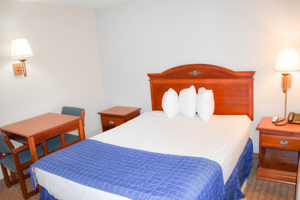 Room, 1 Queen Bed, Smoking - Photo 2