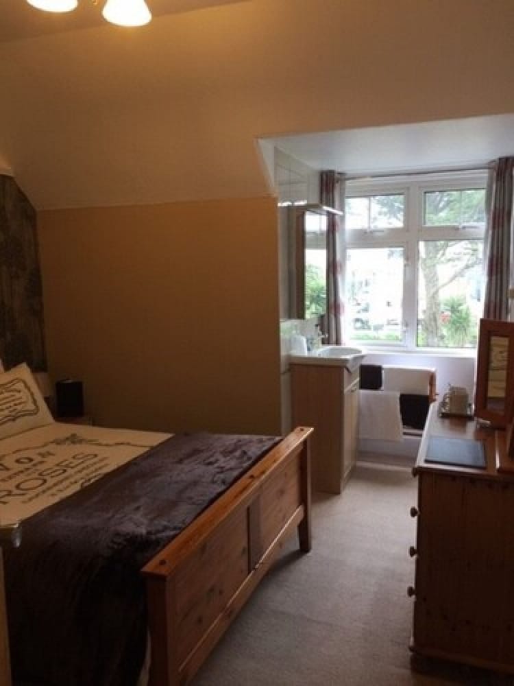Large Family Room photo 2