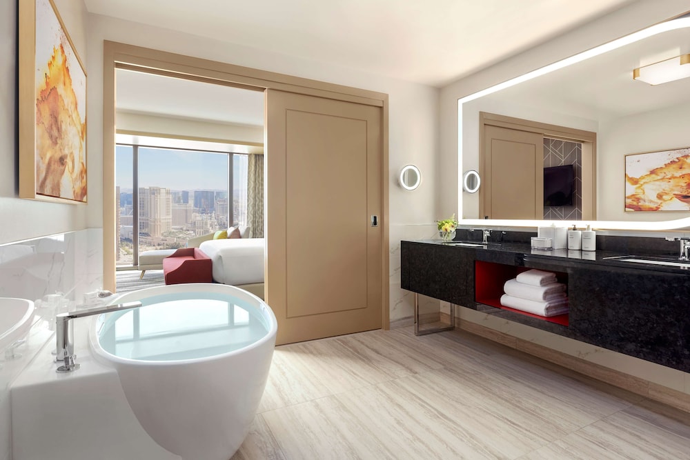 Suite, 1 Bedroom (1 King Bed) - Photo 4