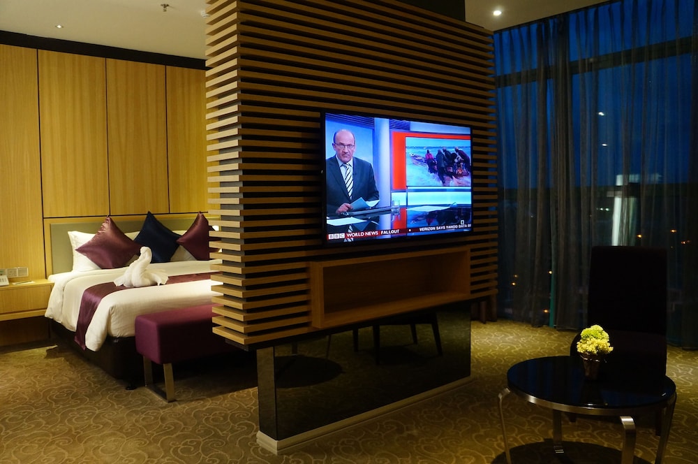 Premier Room, 1 King Bed photo 2