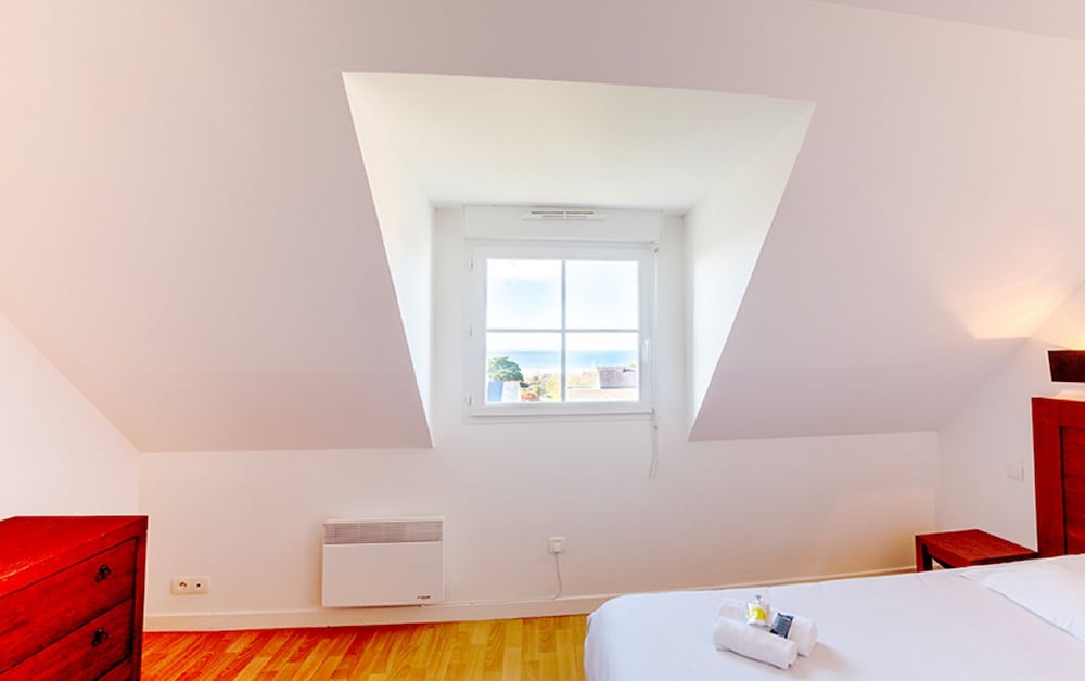 1-bedroom house, sleeps 4, sea view