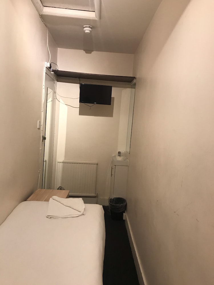 Basic Single Room, No Windows (Shared Bathroom) photo 2